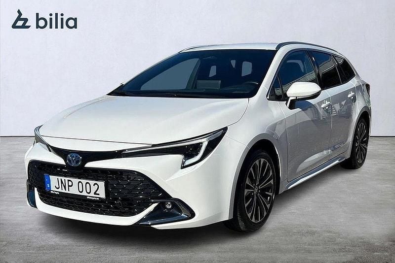 Vit Begagnad 2023 Toyota Corolla Style Kombi | 299 900 kr (Marknadspris) - Bild 1/3