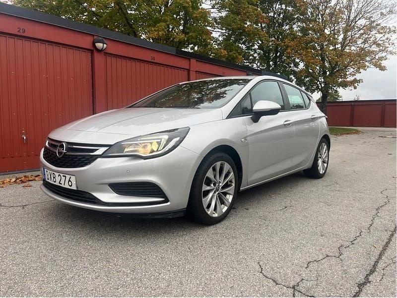 Grå Begagnad 2016 Opel Astra Enjoy Halvkombi | 95 500 kr (Marknadspris) - Bild 1/4