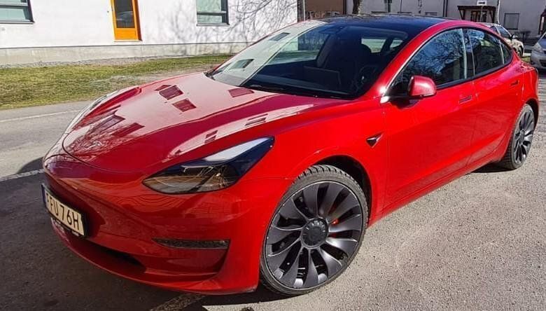 Röd Begagnad 2021 Tesla Model 3 Performance Sedan | 419 000 kr (Dyr) - Bild 1/4
