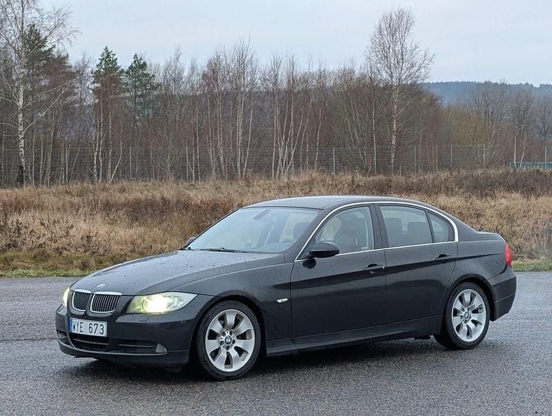 Svart Begagnad 2005 BMW 325 Advantage Sedan | 37 900 kr (Marknadspris) - Bild 1/4