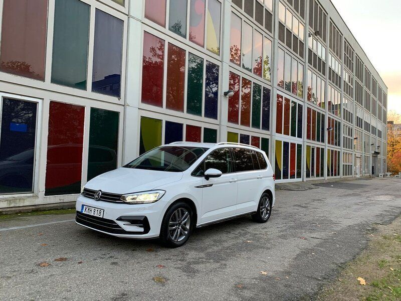 Vit Begagnad 2019 VW Touran R-line Minibuss | 284 900 kr (Marknadspris) - Bild 1/4