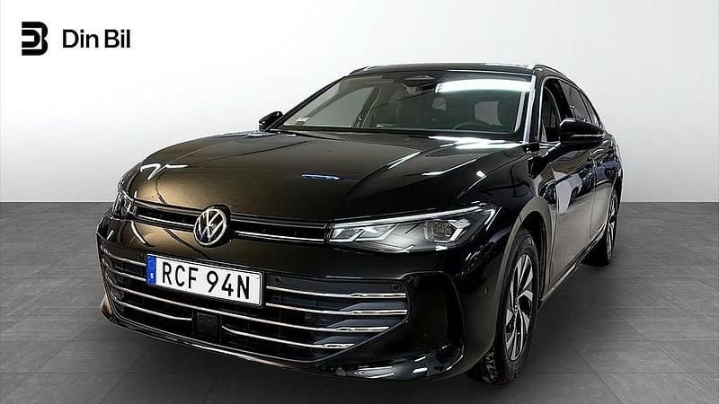 Svart Begagnad 2024 VW Passat Business Kombi | 389 900 kr (Superpris) - Bild 1/4