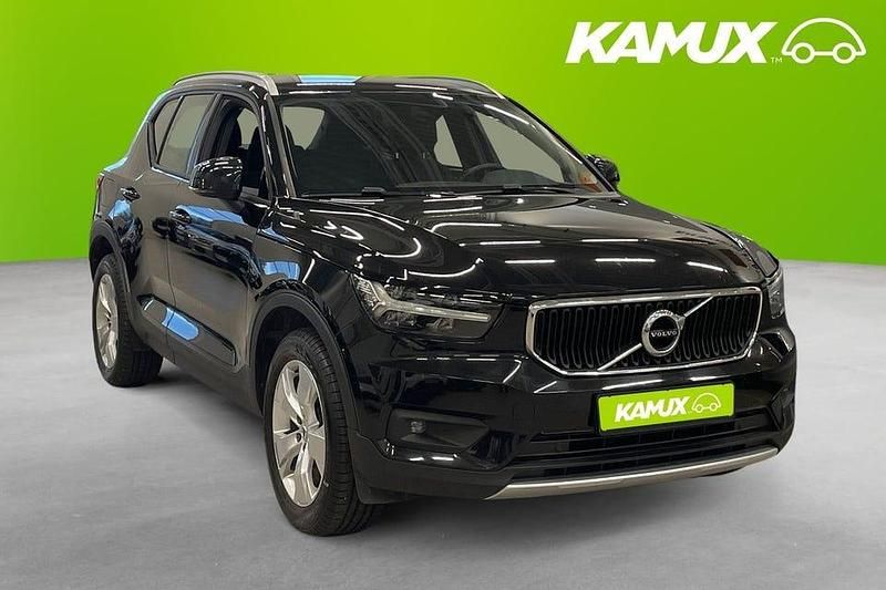 Svart Begagnad 2021 Volvo XC40 Momentum SUV | 292 700 kr (Marknadspris) - Bild 1/4
