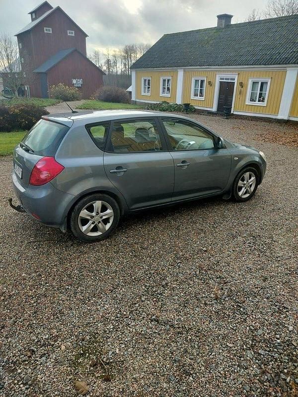 Blå Begagnad 2009 Kia Ceed EX Halvkombi | 15 000 kr (Superpris) - Bild 1/4