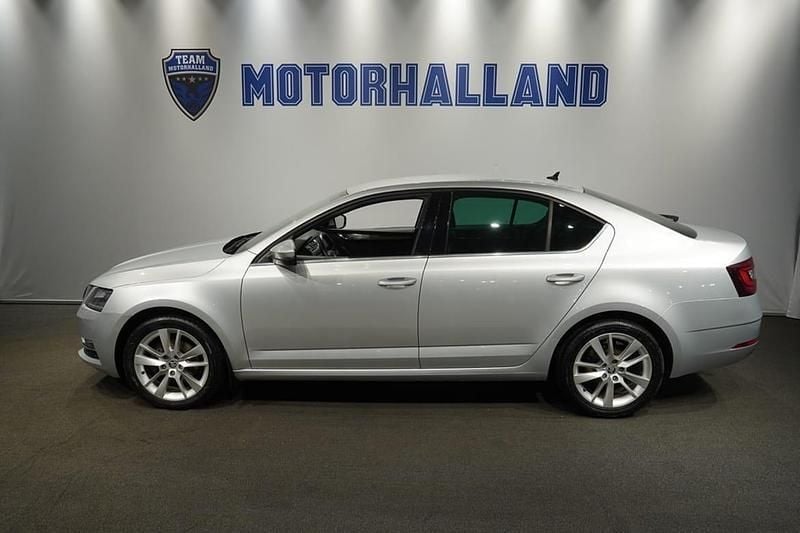 Silver Begagnad 2018 Skoda Octavia Style Halvkombi | 139 900 kr (Marknadspris) - Bild 1/4