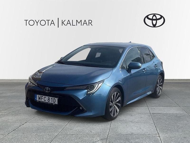 Blå Begagnad 2022 Toyota Corolla Hybrid Style Halvkombi | 257 500 kr (Marknadspris) - Bild 1/3