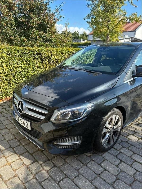 Svart Begagnad 2016 Mercedes B180 Minibuss | 129 000 kr (Bra pris) - Bild 1/3