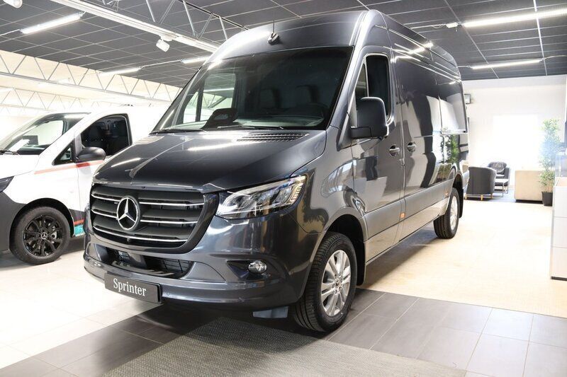 Mörkgrå (grå) Ny 2025 Mercedes Sprinter Van | 828 750 kr (Lite dyr) - Bild 1/4