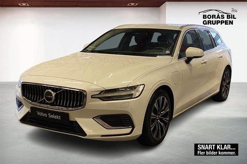 Vit Begagnad 2024 Volvo V60 Core Kombi | 389 000 kr (Marknadspris) - Bild 1/3