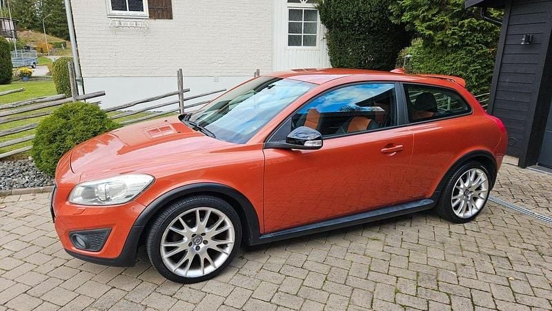 Röd Begagnad 2010 Volvo C30 Momentum Halvkombi | 69 900 kr (Marknadspris) - Bild 1/4