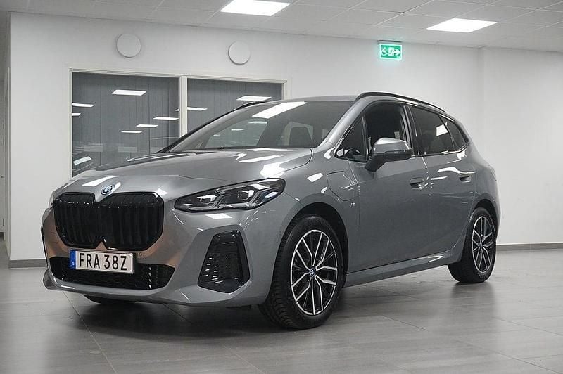 Grå Begagnad 2023 BMW 230 M Sport Kombi | 469 900 kr - Bild 1/4