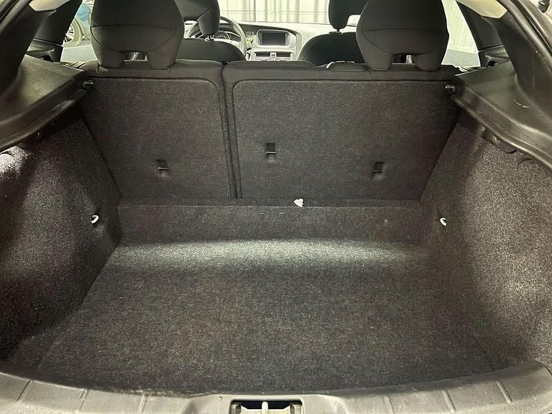 Begagnad Volvo V40 CC Kinetic 152 HK (111 kW) 2019 Vit Kombi