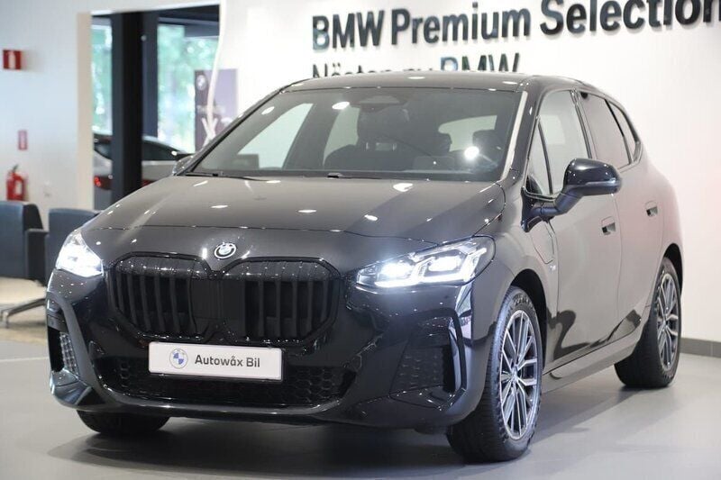 Svart Begagnad 2024 BMW 230e Active Tourer M Sport Minibuss | 509 000 kr (Marknadspris) - Bild 1/4
