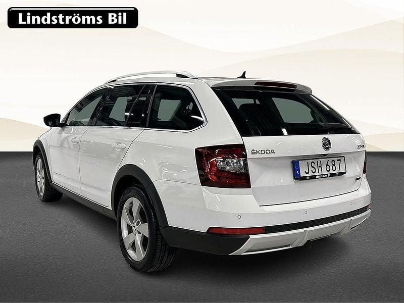 Begagnad Skoda Octavia Scout 151 HK (111 kW) 2018 Vit Kombi