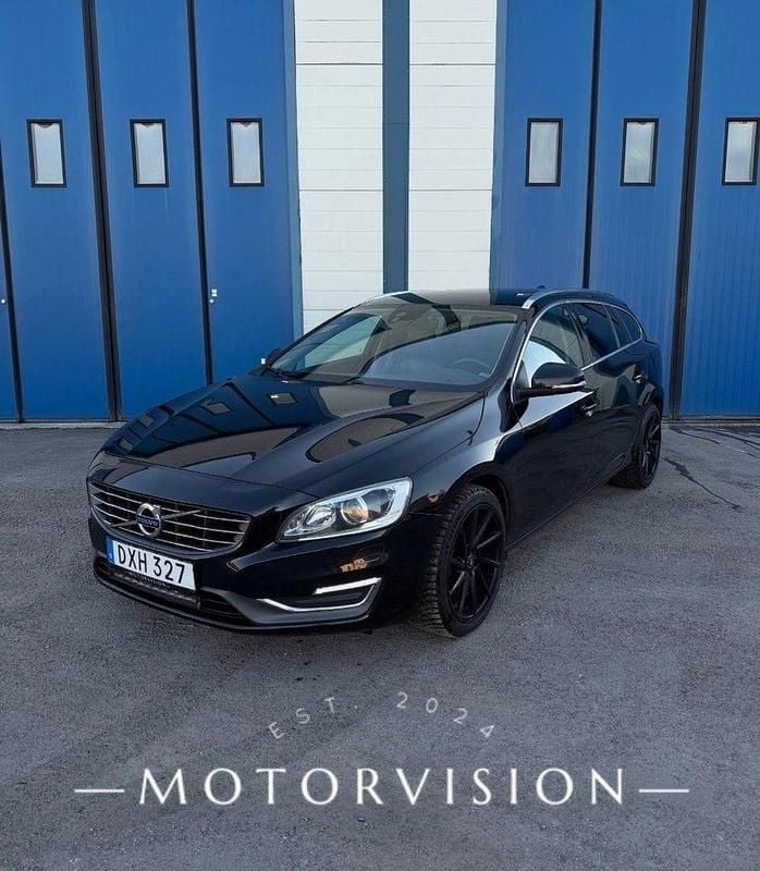 Svart Begagnad 2014 Volvo V60 Summum Kombi | 149 900 kr (Marknadspris) - Bild 1/4