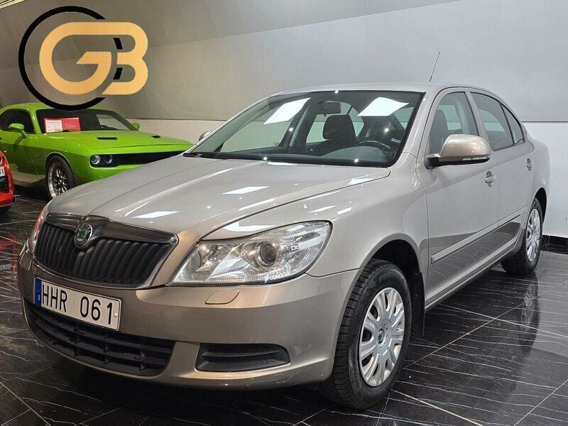 Ljusbrun (brun) Begagnad 2010 Skoda Octavia Ambiente Halvkombi | 54 900 kr (Marknadspris) - Bild 1/4