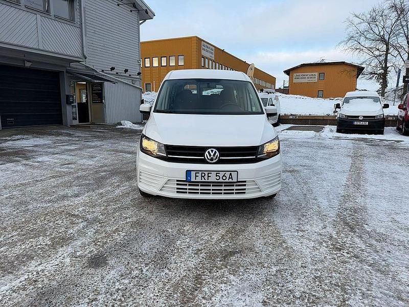 Vit Begagnad 2020 VW Caddy Maxi Life Minibuss | 289 800 kr (Dyr) - Bild 1/4