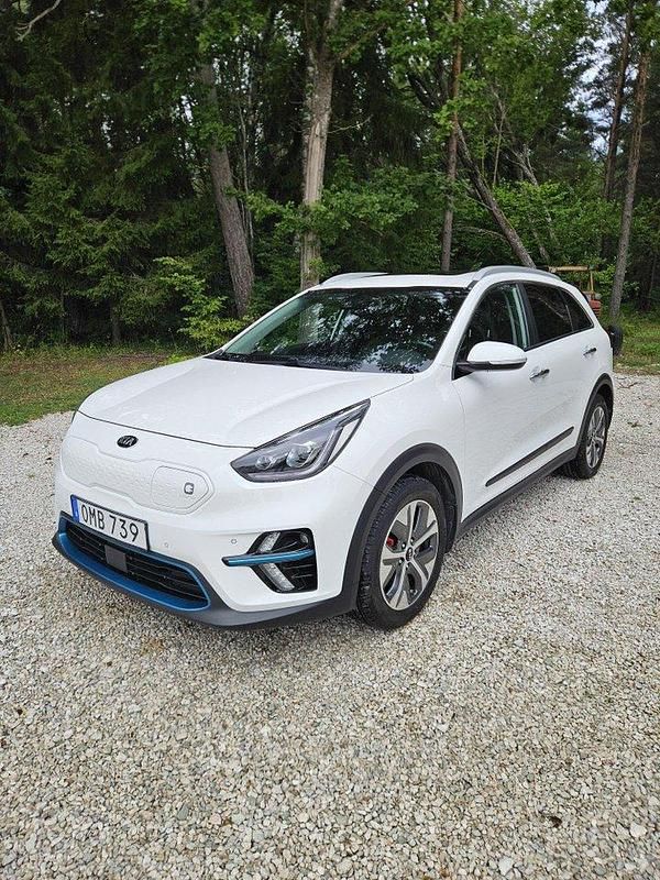 Vit Begagnad 2019 Kia e-Niro 2 SUV | 209 000 kr (Marknadspris) - Bild 1/4