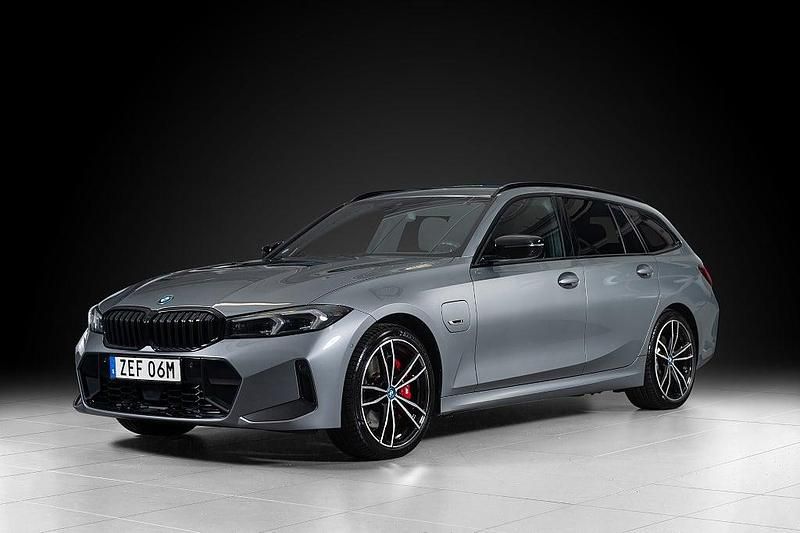 Grå Begagnad 2022 BMW 330e M Sport Kombi | 389 000 kr - Bild 1/4