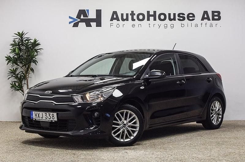 Begagnad Kia Rio 84 HK (61 kW) 2017 Svart Halvkombi