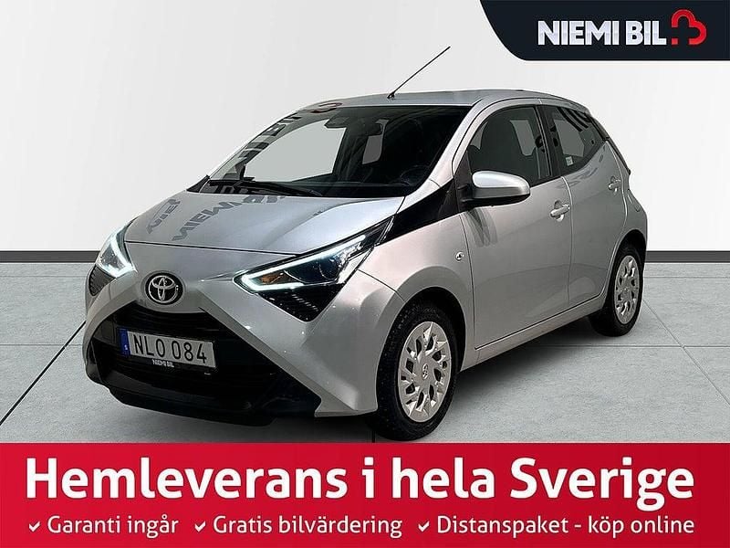 Silver metallic Begagnad 2018 Toyota Aygo X-play Halvkombi | 119 900 kr (Marknadspris) - Bild 1/3