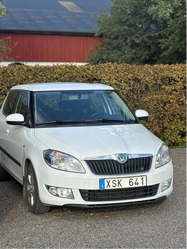 Vit Begagnad 2012 Skoda Fabia Halvkombi | 65 000 kr - Bild 1/2