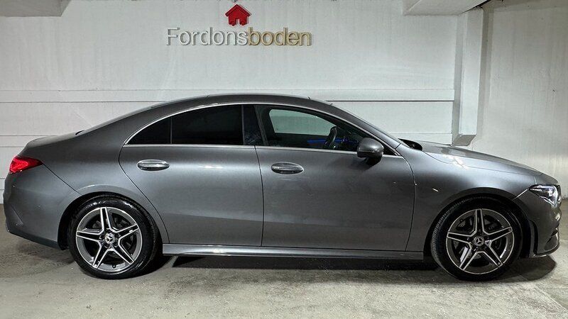 Mörkgrå Begagnad 2020 Mercedes CLA200 AMG Sportkupé | 339 900 kr (Lite dyr) - Bild 1/4