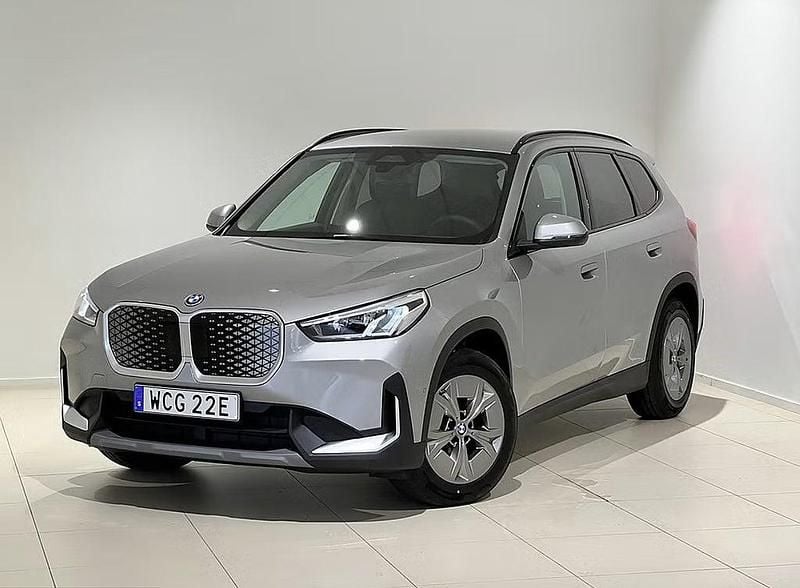 Grå Ny 2026 BMW iX1 SUV | 489 000 kr (Marknadspris) - Bild 1/4