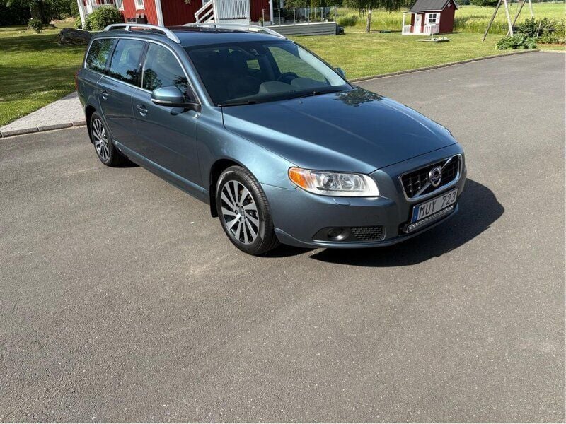 Blå Begagnad 2013 Volvo V70 Summum Kombi | 127 000 kr (Marknadspris) - Bild 1/4