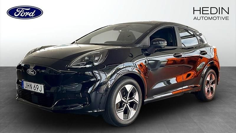 Svart (black) Ny 2025 Ford Puma Gen-E SUV | 398 000 kr - Bild 1/4