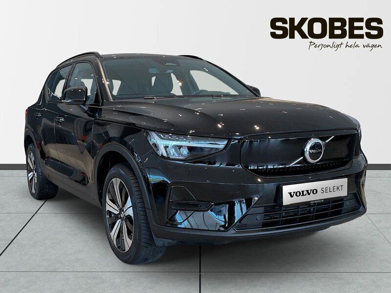 Svart Begagnad 2023 Volvo XC40 Core SUV | 379 400 kr - Bild 1/3