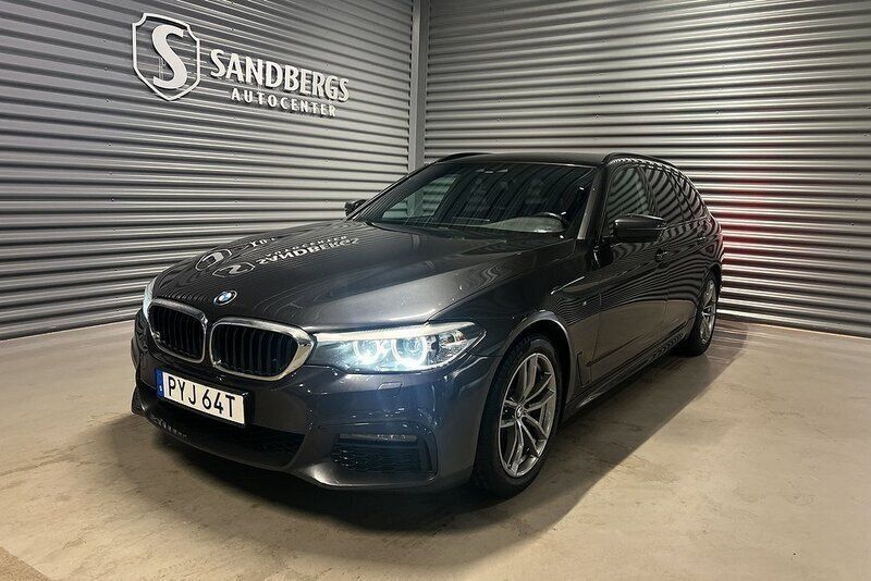 Grå Begagnad 2020 BMW 520 M Sport Kombi | 328 500 kr (Marknadspris) - Bild 1/4