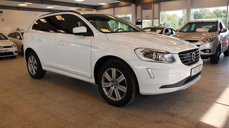 Vit Begagnad 2015 Volvo XC60 Momentum SUV | 139 900 kr (Marknadspris) - Bild 1/4
