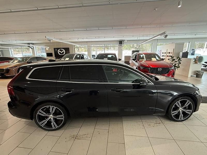 Begagnad Volvo V60 Inscription 340 HK (250 kW) 2021 Svart Kombi