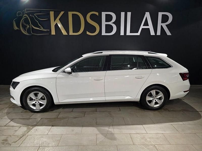 Vit Begagnad 2016 Skoda Superb Style Kombi | 169 500 kr (Marknadspris) - Bild 1/4