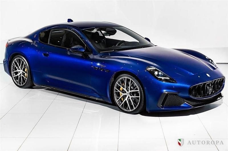 Blå (blu emozione) Begagnad 2024 Maserati Granturismo Sportkupé | 2 795 000 kr - Bild 1/4