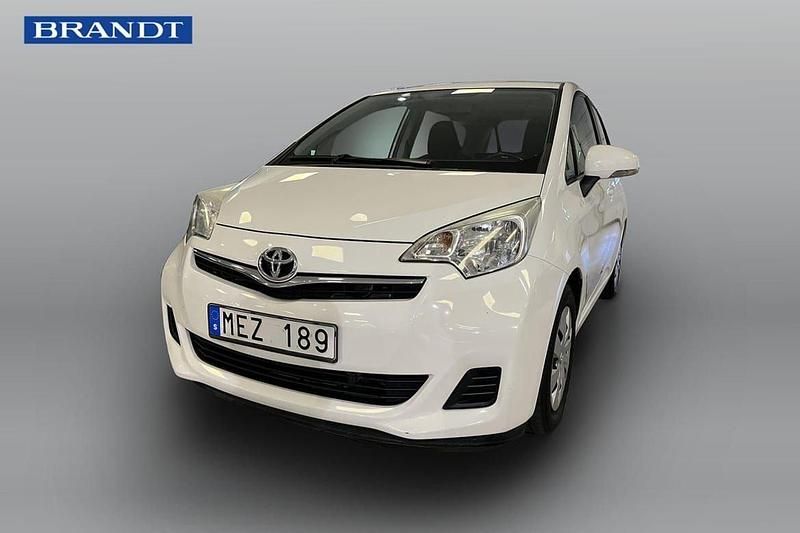 Vit Begagnad 2011 Toyota Verso-S Minibuss | 104 900 kr (Marknadspris) - Bild 1/4