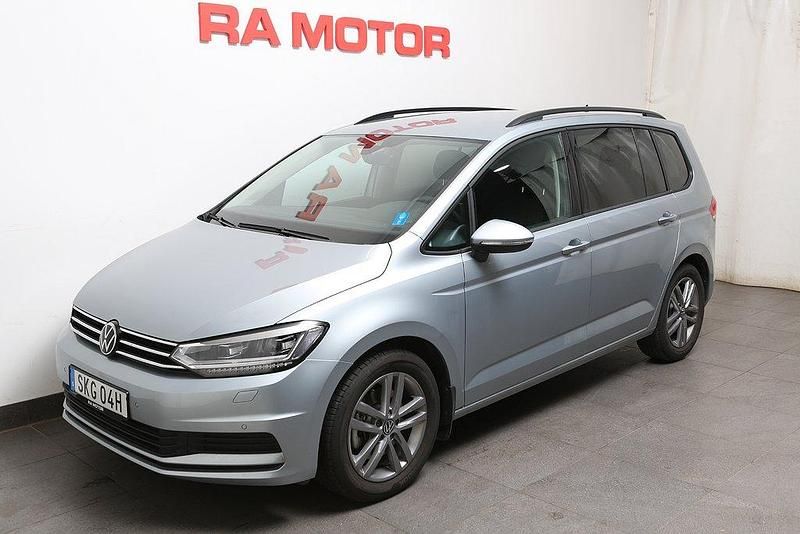 Silver Begagnad 2024 VW Touran Minibuss | 349 900 kr (Superpris) - Bild 1/3
