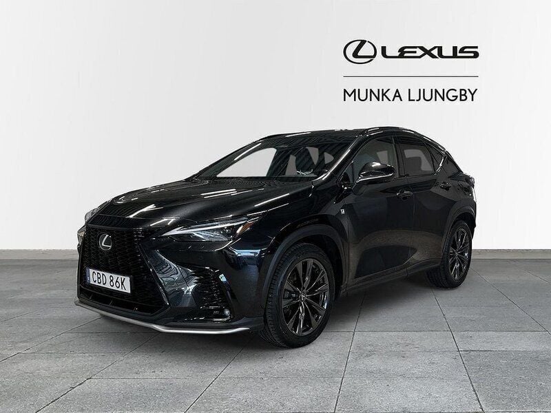 Svart Begagnad 2023 Lexus NX450h+ Sport Line SUV | 589 900 kr (Marknadspris) - Bild 1/4