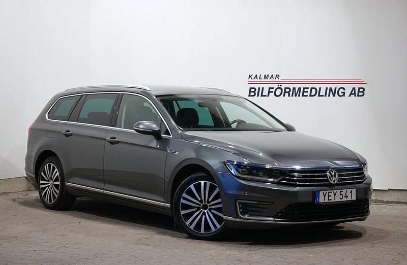 Grå Begagnad 2016 VW Passat Executive Kombi | 159 900 kr (Marknadspris) - Bild 1/4
