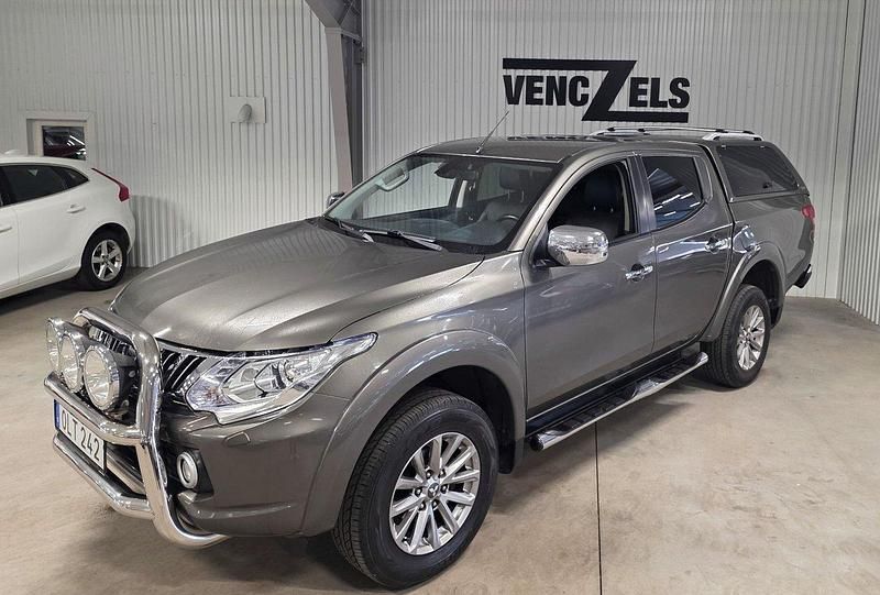 Grön (brun metallic (pearl)) Begagnad 2016 Mitsubishi L200 Pickup | 209 000 kr (Marknadspris) - Bild 1/4