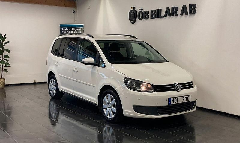 Vit Begagnad 2013 VW Touran Minibuss | 49 900 kr (Bra pris) - Bild 1/4