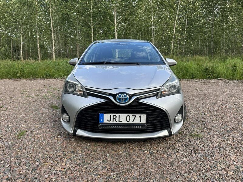 Silver Begagnad 2015 Toyota Yaris Hybrid Active Halvkombi | 90 000 kr (Dyr) - Bild 1/4