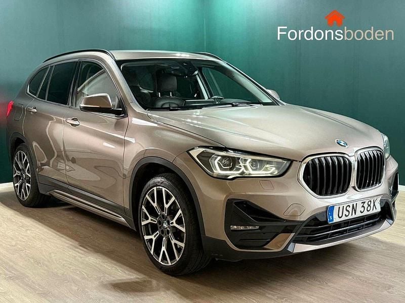 Ljusbrun (brun) Begagnad 2020 BMW X1 Sport Line SUV | 268 900 kr (Marknadspris) - Bild 1/3