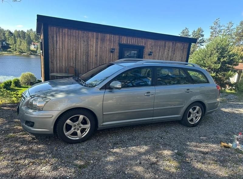 Grå Begagnad 2007 Toyota Avensis Kombi | 35 000 kr (Marknadspris) - Bild 1/4