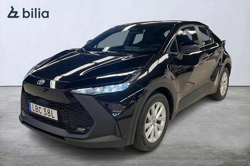 Svart Begagnad 2025 Toyota C-HR Active SUV | 315 900 kr (Superpris) - Bild 1/1