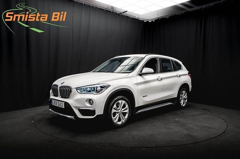 Vit Begagnad 2018 BMW X1 M Sport SUV | 214 900 kr (Marknadspris) - Bild 1/3