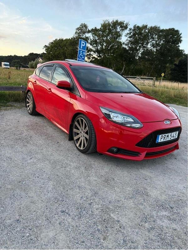 Röd Begagnad 2014 Ford Focus ST Halvkombi | 155 000 kr (Dyr) - Bild 1/4