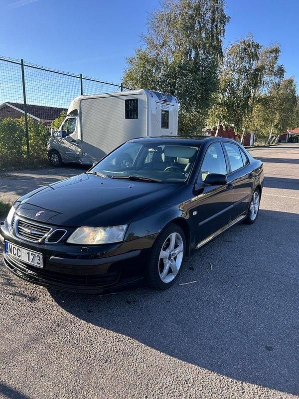 Svart Begagnad 2004 Saab 9-3 Vector Sedan | 20 000 kr (Marknadspris) - Bild 1/4