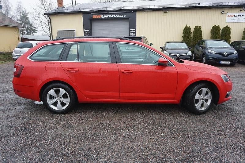 Begagnad Skoda Octavia Ambition 116 HK (85 kW) 2019 Röd Kombi
